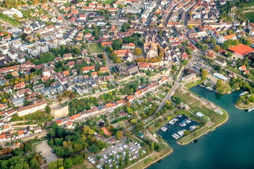 Luftbild Breisach am Rhein - Altstadtbereich und Innenstadtzentrum mit Yachthafen am Rhein in Breisach am Rhein im Bundesland Baden-Württemberg, Deutschland