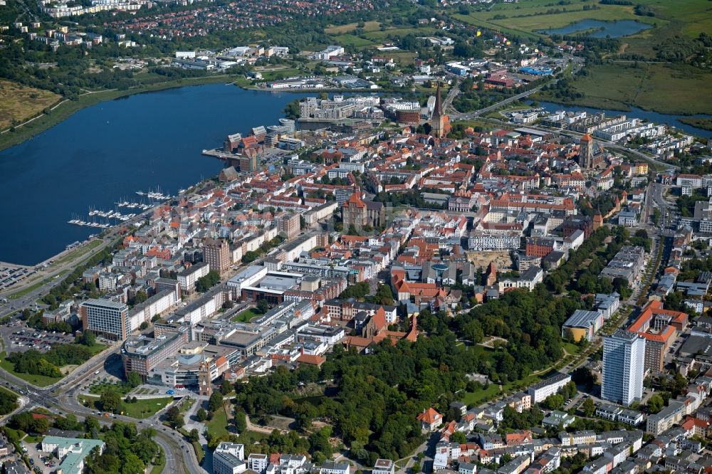 Rostock aus der Vogelperspektive: Altstadtbereich in Rostock im Bundesland Mecklenburg-Vorpommern, Deutschland