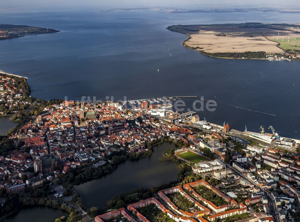 Stralsund von oben - Altstadtbereich im Zentrum mit Stadt- Teichen und Hafen am Strelasund im Ortsteil Andershof in Stralsund im Bundesland Mecklenburg-Vorpommern