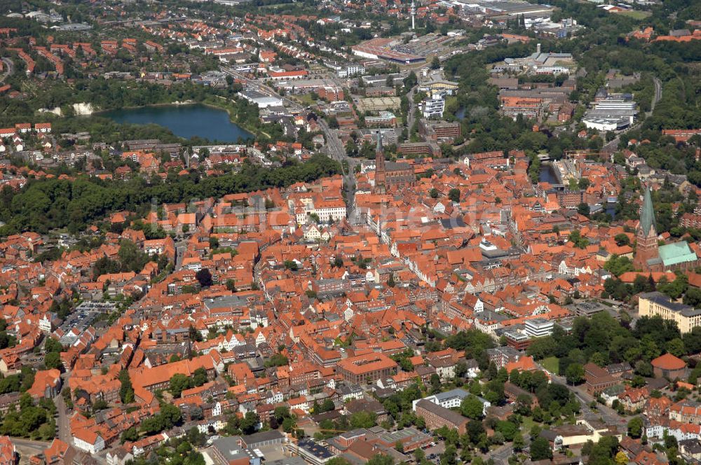 LÜNEBURG von oben - Altstadtzentrum von Lüneburg mit der Kirche St. Johannis und der St. Nicolaikirche