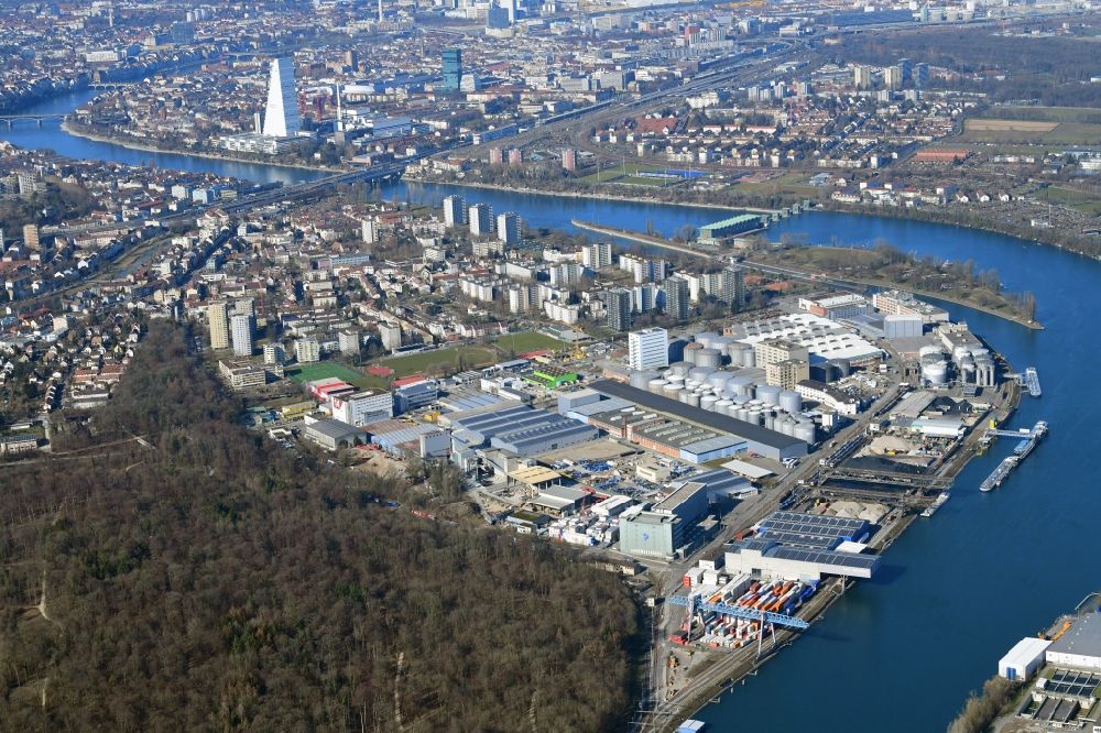 Luftaufnahme Birsfelden - Am Flußverlauf des Rheines bei Basel liegt das Gewerbegebiet und die Hafenanlagen des Birsfelden-Hafen in Birsfelden im Kanton Basel-Landschaft, Schweiz