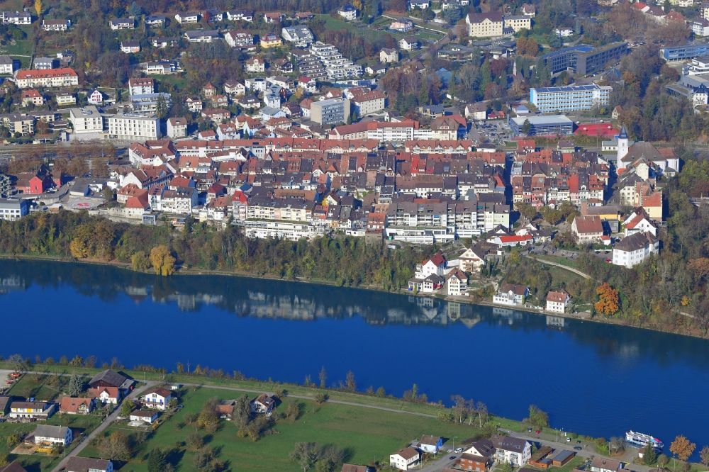 Luftbild Waldshut-Tiengen - Am Rhein gelgegener Altstadtbereich und Innenstadtzentrum vom Stadtteil Waldshut in Waldshut-Tiengen im Bundesland Baden-Württemberg, Deutschland