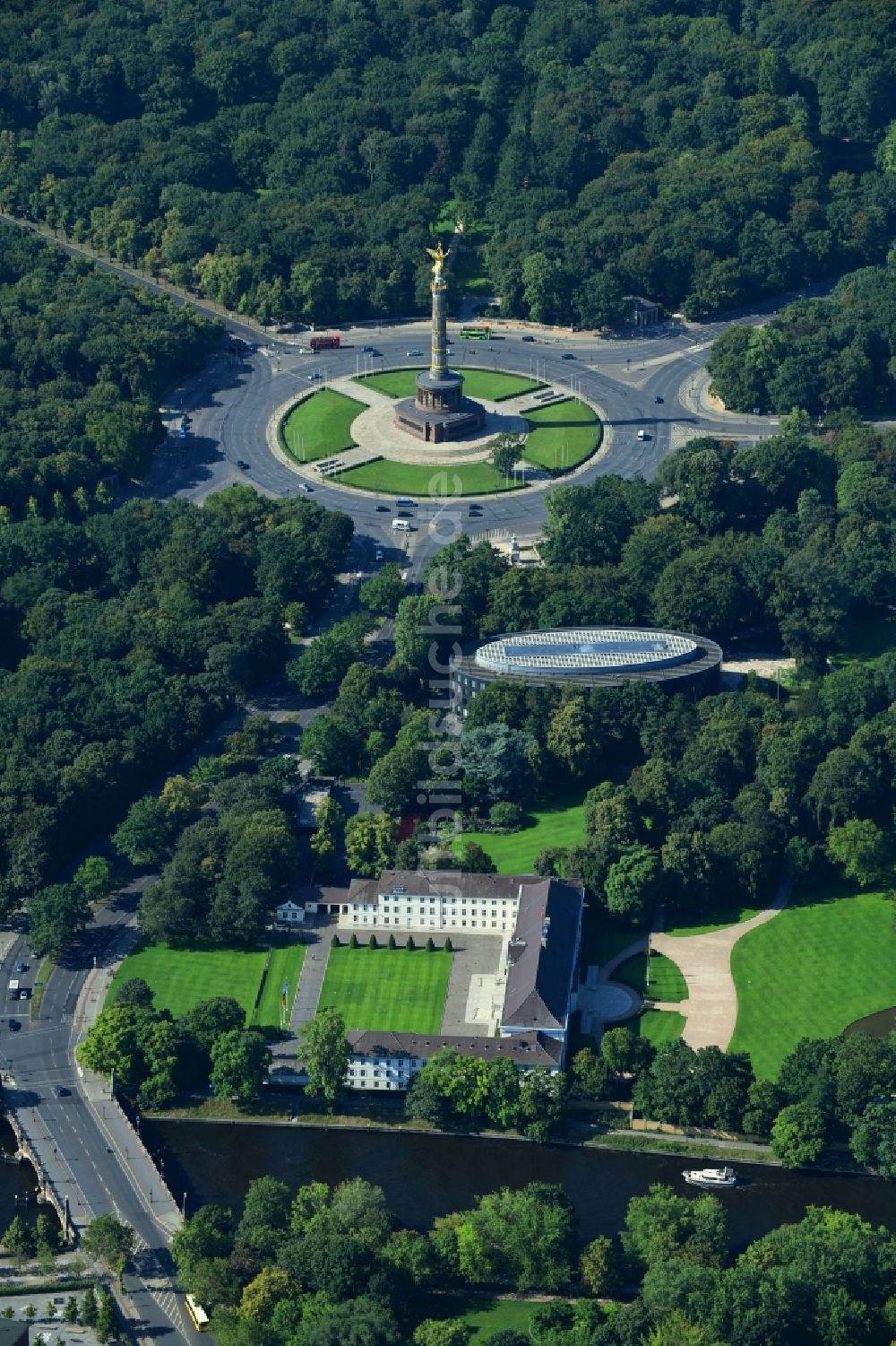 Berlin von oben - Amtssitz des Bundespräsidenten im Schloßpark von Schloß Bellevue am Spreeweg im Tiergarten in Berlin