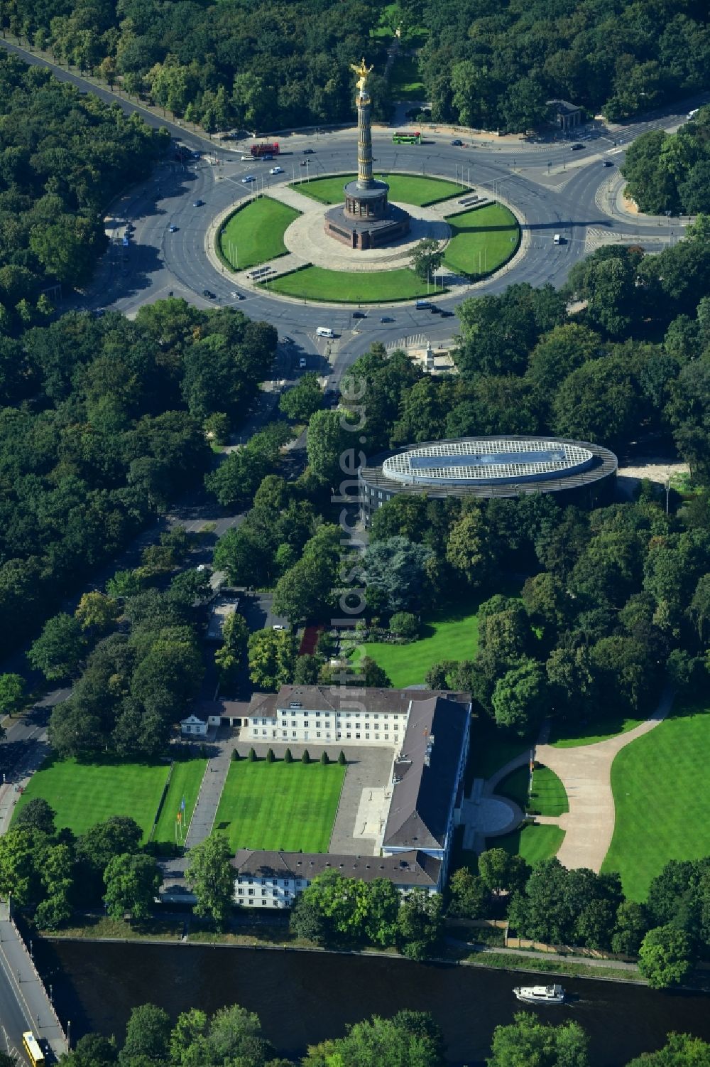 Berlin aus der Vogelperspektive: Amtssitz des Bundespräsidenten im Schloßpark von Schloß Bellevue am Spreeweg im Tiergarten in Berlin