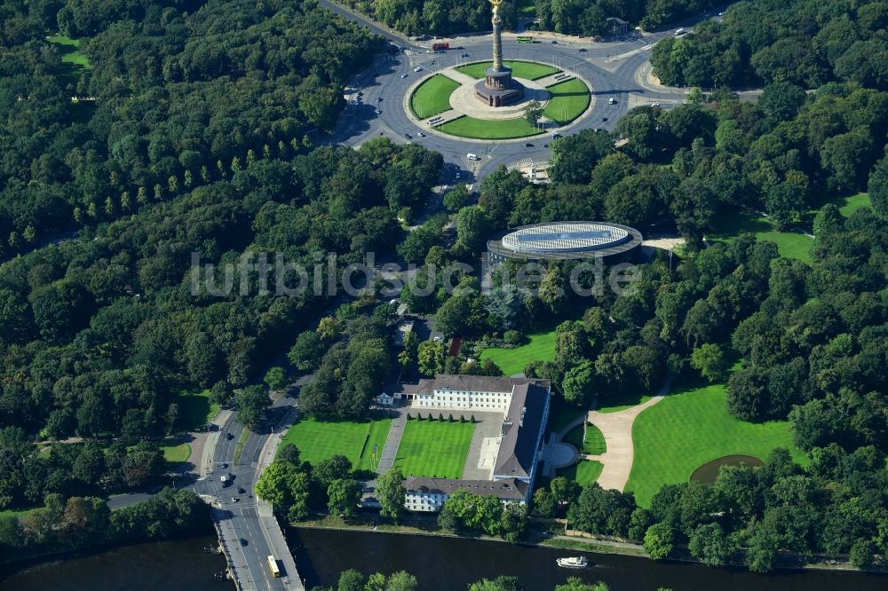 Luftbild Berlin - Amtssitz des Bundespräsidenten im Schloßpark von Schloß Bellevue am Spreeweg im Tiergarten in Berlin