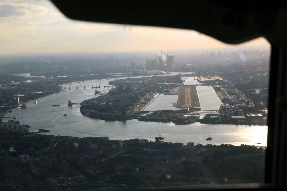 London aus der Vogelperspektive: Anflug auf den City Airport in London in Großbritannien