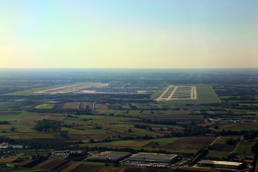 Luftbild München - Anflug auf den Flughafen in München im Bundesland Bayern
