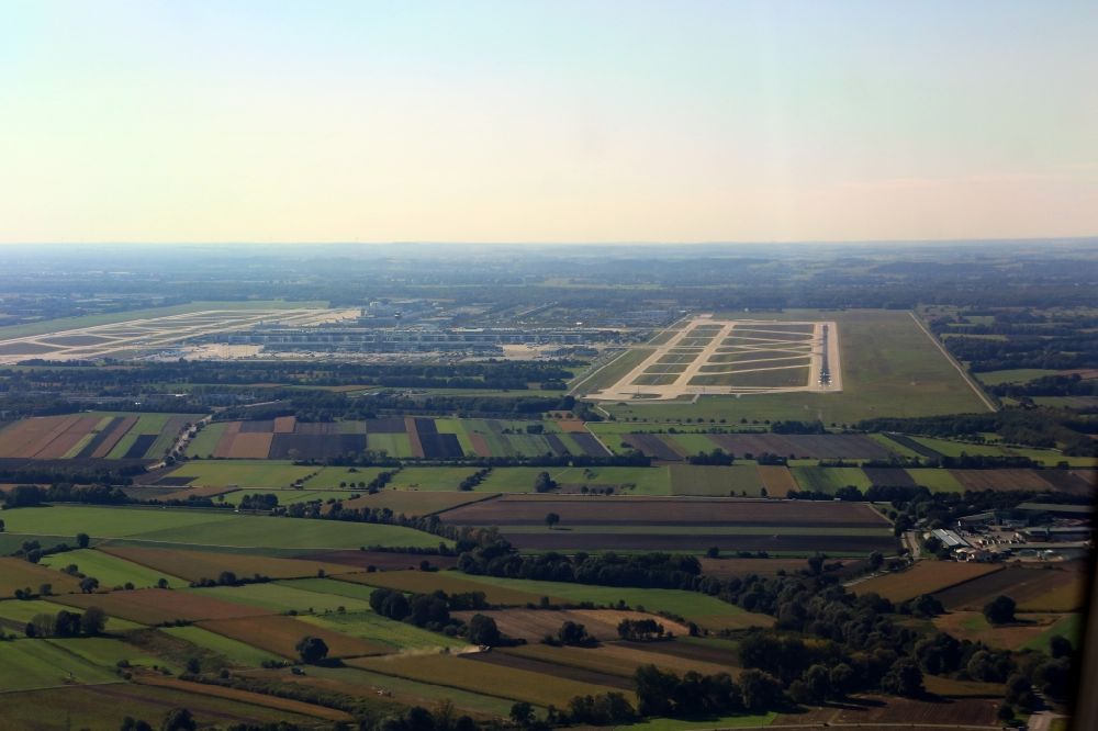 Luftaufnahme München - Anflug auf den Flughafen in München im Bundesland Bayern