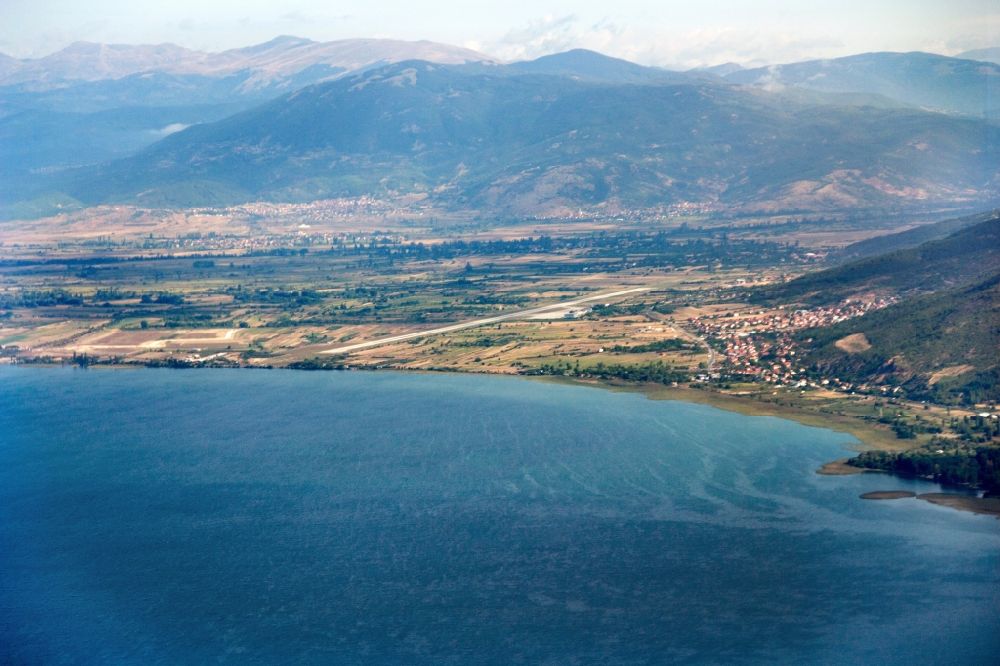 Ohrid aus der Vogelperspektive: Anflug auf den Flughafen in Ohrid in Mazedonien