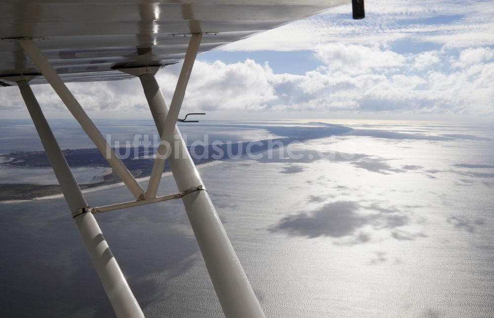 Luftaufnahme List - Anflug eines Flugzeuges bei List auf die Insel Sylt im Bundesland Schleswig-Holstein