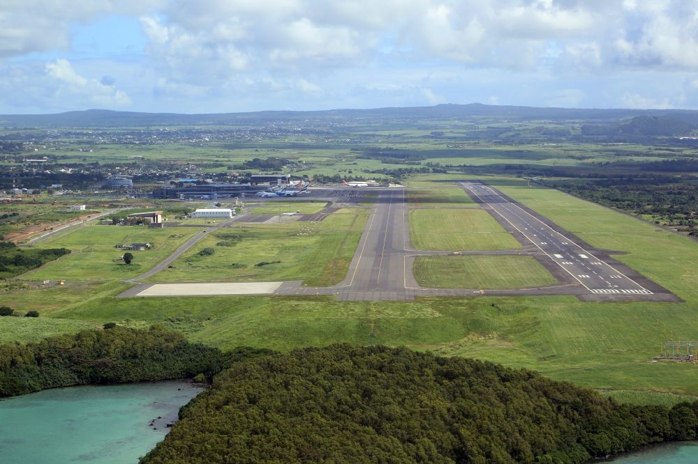 Luftbild Plaine Magnien - Anflug auf den Internationalen Flughafen in Plaine Magnien in Grand Port, Mauritius