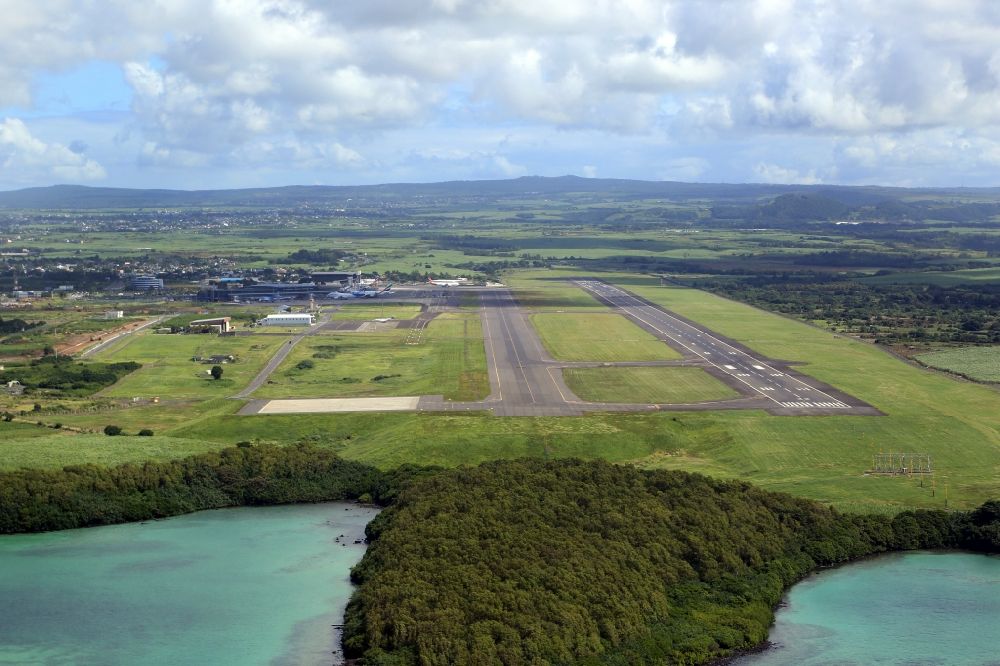 Plaine Magnien von oben - Anflug auf den Internationalen Flughafen in Plaine Magnien in Grand Port, Mauritius