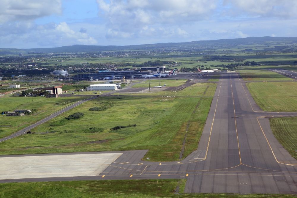 Plaine Magnien aus der Vogelperspektive: Anflug auf den Internationalen Flughafen in Plaine Magnien in Grand Port, Mauritius