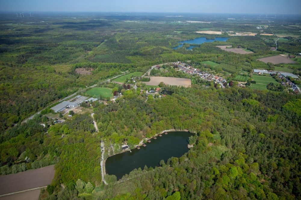 Bottrop aus der Vogelperspektive: Angelpark Zur Grafenmühle im Grafenwald in Bottrop im Bundesland Nordrhein-Westfalen, Deutschland