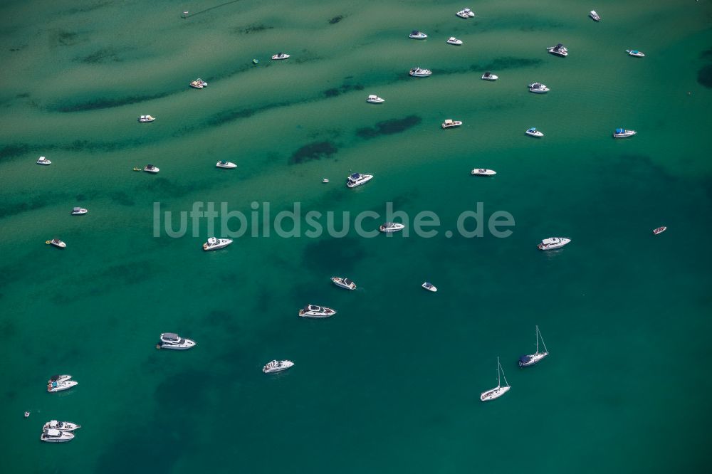 Nonnenhorn aus der Vogelperspektive: Ankernde Motor- und Segelboote im Flachwasserbereich der Wasserburger Bucht in Nonnenhorn im Bundesland Bayern, Deutschland