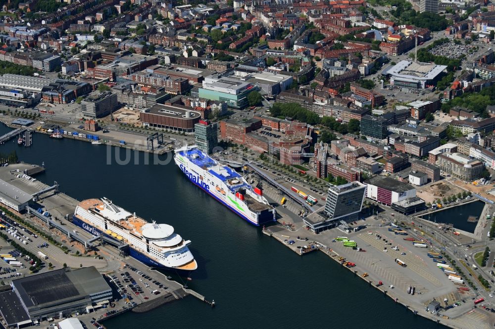 Luftaufnahme Kiel - Ankerndes Fähr- Schiff Color Magic im Hafen im Ortsteil Gaarden-Ost in Kiel im Bundesland Schleswig-Holstein, Deutschland