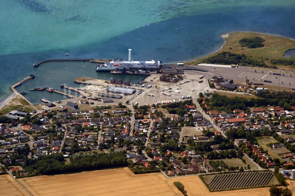 Luftbild Gedser - Ankerndes Fähr- Schiff im Hafen in Gedser, Dänemark