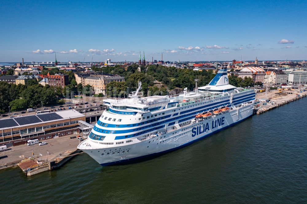 Luftaufnahme Helsinki - Ankerndes Fähr- Schiff Silja Serenade im Hafen in Helsinki in Uusimaa, Finnland
