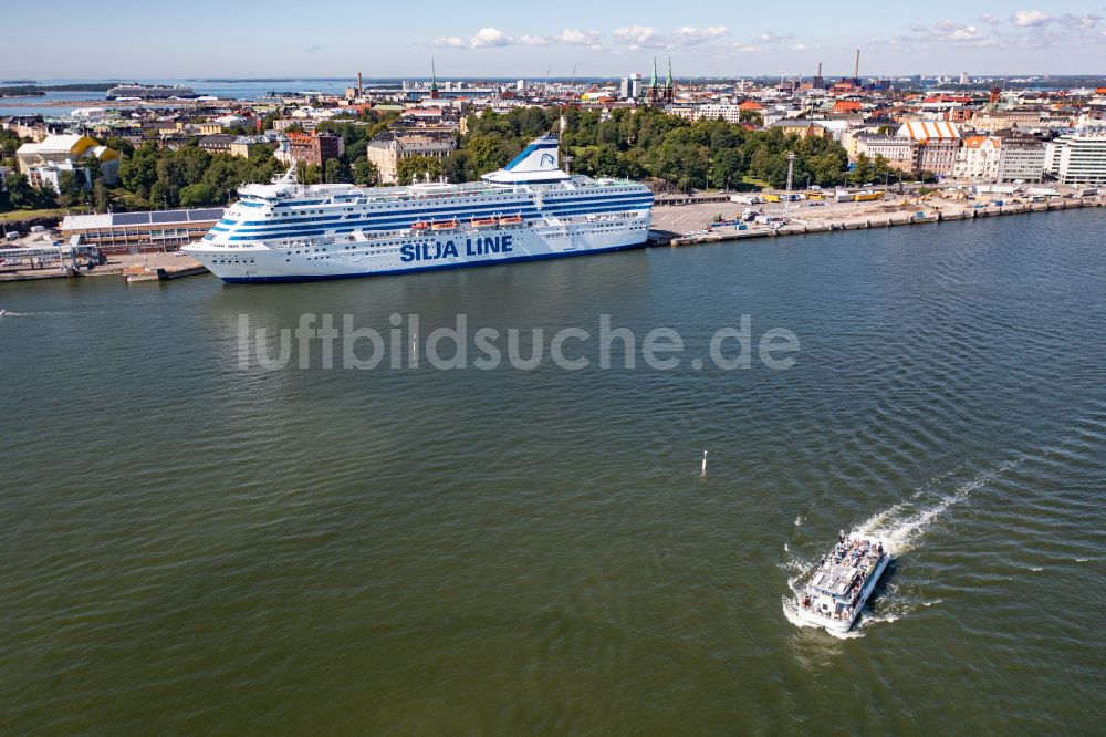 Luftbild Helsinki - Ankerndes Fähr- Schiff Silja Serenade im Hafen in Helsinki in Uusimaa, Finnland