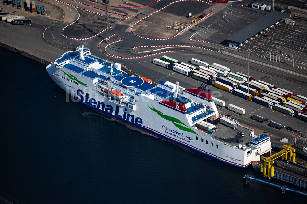 Rostock aus der Vogelperspektive: Ankerndes Fähr- Schiff der Stena Line GmbH & Co. KG im Hafen in Rostock im Bundesland Mecklenburg-Vorpommern, Deutschland