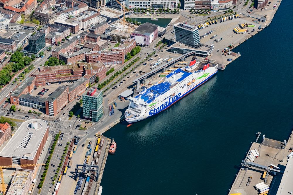 Kiel von oben - Ankerndes Fähr- Schiff Stena Scandinavica im Hafen in Kiel im Bundesland Schleswig-Holstein, Deutschland