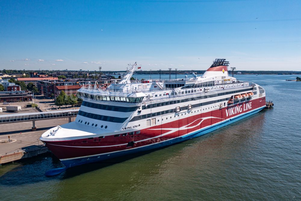 Helsinki aus der Vogelperspektive: Ankerndes Fähr- Schiff Viking XPRS im Hafen in Helsinki in Nyland, Finnland