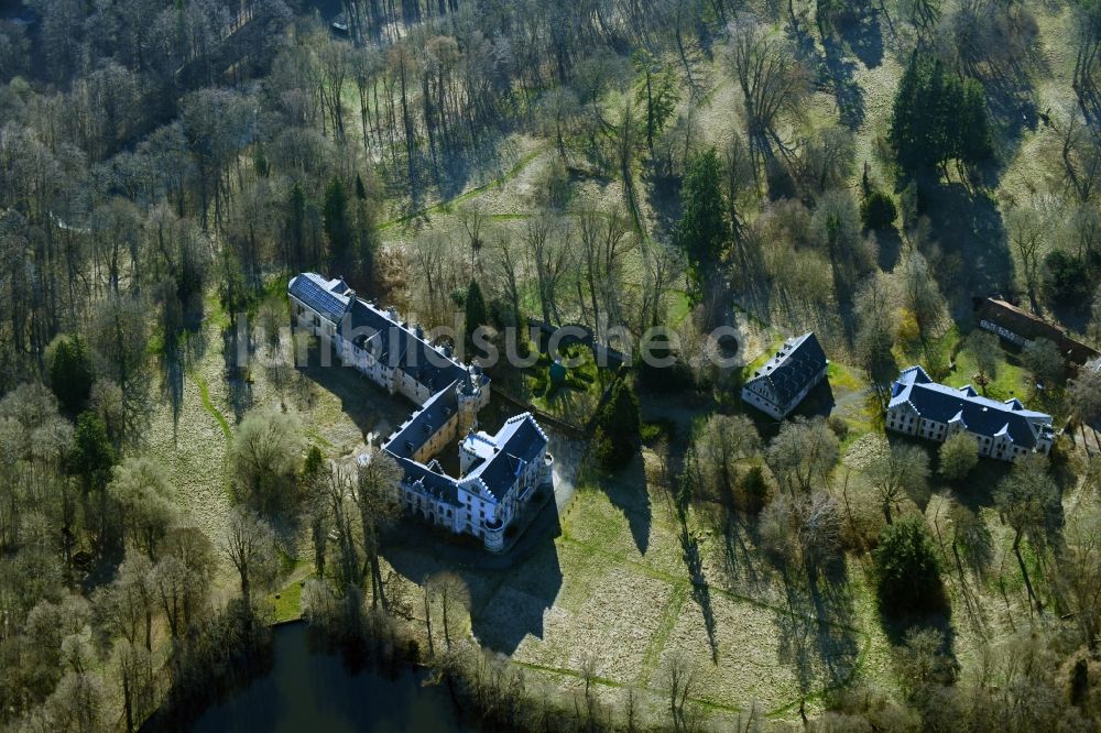 Friedrichroda aus der Vogelperspektive: Anlage des Schlosses Reinhardsbrunn in Reinhardsbrunn im Bundesland Thüringen, Deutschland