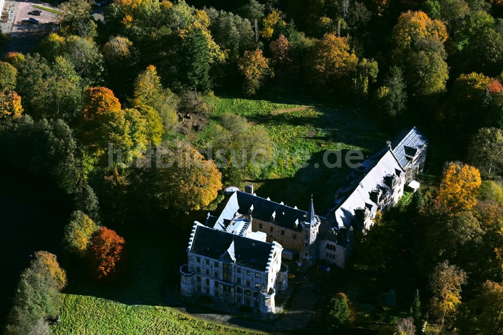 Friedrichroda aus der Vogelperspektive: Anlage des Schlosses Reinhardsbrunn in Reinhardsbrunn im Bundesland Thüringen, Deutschland