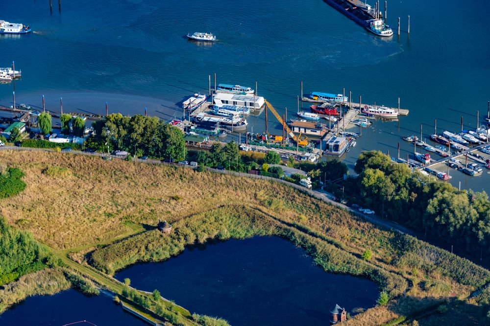 Hamburg aus der Vogelperspektive: Anleger für Motorboote und Segelschiffe Kaltehofe Elbinsel im Hafen in Hamburg, Deutschland