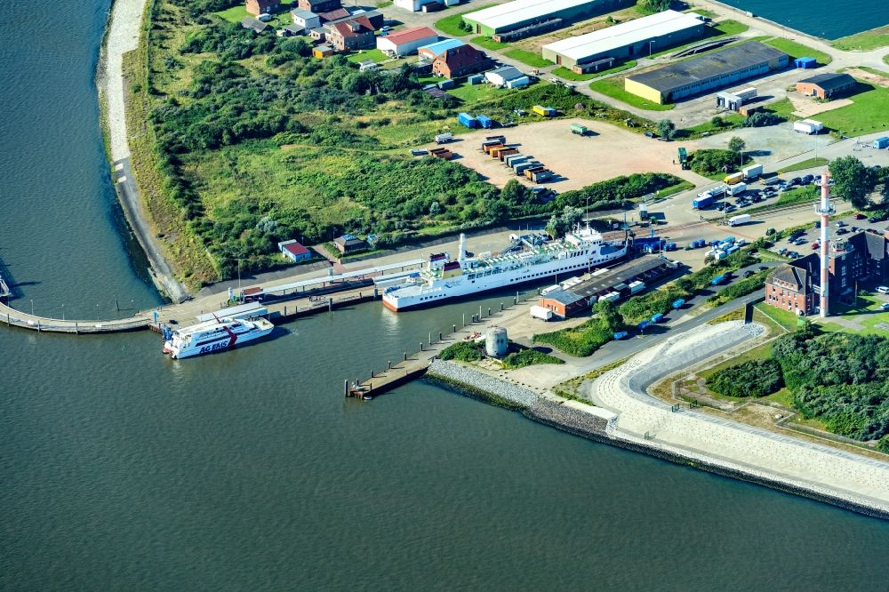 Borkum aus der Vogelperspektive: Anlegestelle für Fähr- Schiffe der Strecke Borkum-Emden in Borkum im Bundesland Niedersachsen