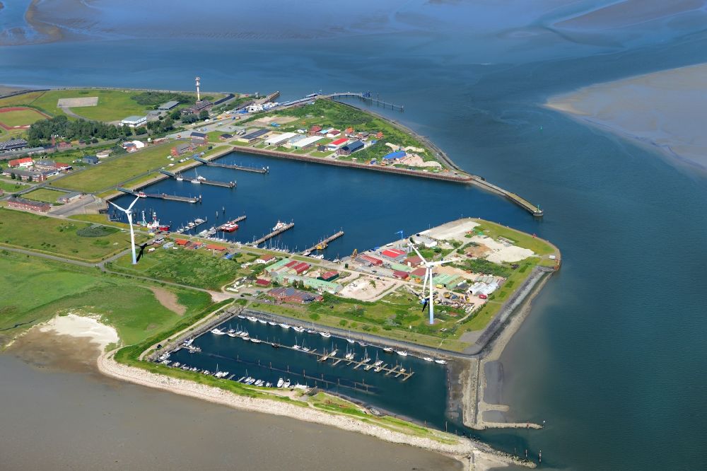 Luftbild Borkum - Anlegestelle für Fähr- Schiffe der Strecke Borkum-Emden sowie Anlegestelle und Yachthafen in Borkum im Bundesland Niedersachsen