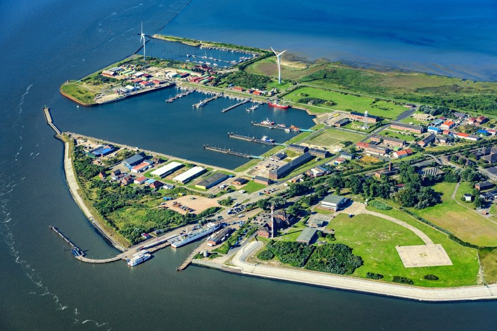 Luftbild Borkum - Anlegestelle für Fähr- Schiffe der Strecke Borkum-Emden sowie Anlegestelle und Yachthafen in Borkum im Bundesland Niedersachsen