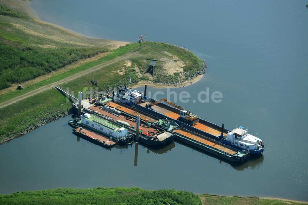 Luftaufnahme Mauken - Anlegestelle für Frachtschiffe und Transportboote auf dem Fluss Elbe bei Mauken im Bundesland Sachsen-Anhalt