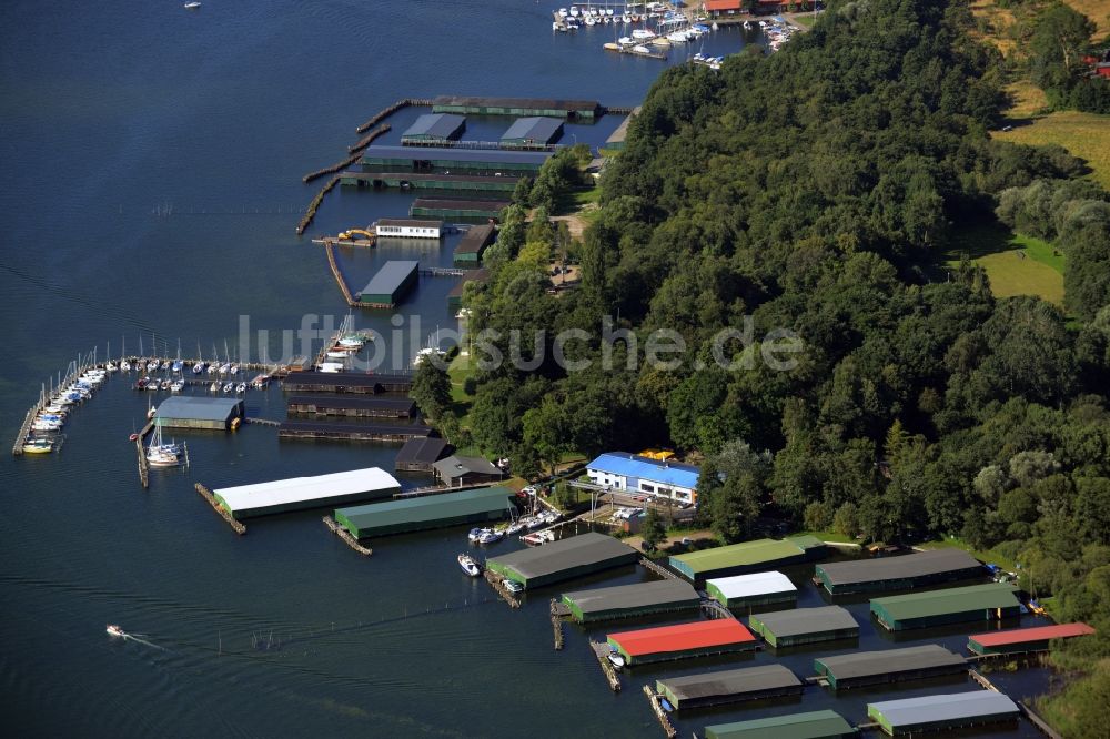 Waren (Müritz) von oben - Anlegestellen, Bootshäuser und Bootsliegeplätzen am Uferbereich des Sees Binnenmüritz in Waren (Müritz) im Bundesland Mecklenburg-Vorpommern