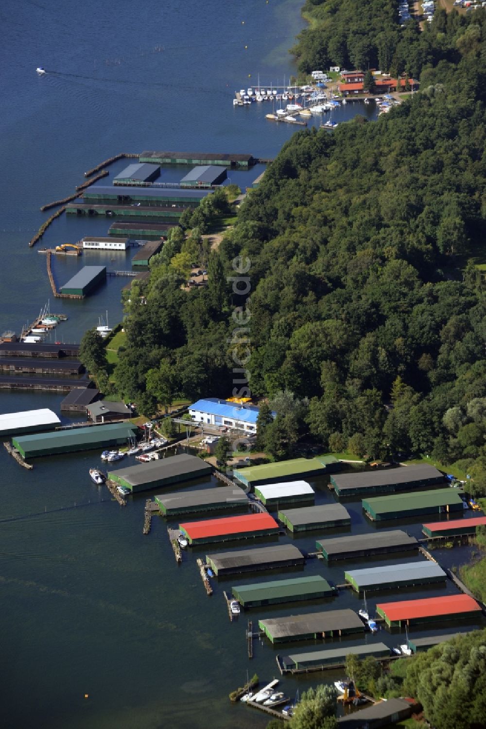 Luftbild Waren (Müritz) - Anlegestellen, Bootshäuser und Bootsliegeplätzen am Uferbereich des Sees Binnenmüritz in Waren (Müritz) im Bundesland Mecklenburg-Vorpommern