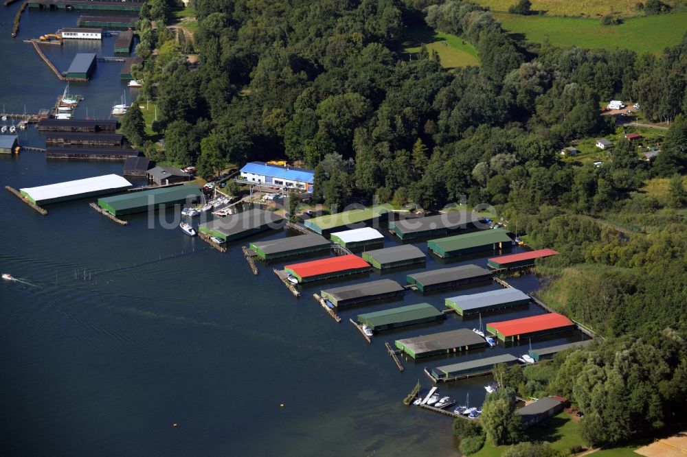 Waren (Müritz) von oben - Anlegestellen, Bootshäuser und Bootsliegeplätzen am Uferbereich des Sees Binnenmüritz in Waren (Müritz) im Bundesland Mecklenburg-Vorpommern