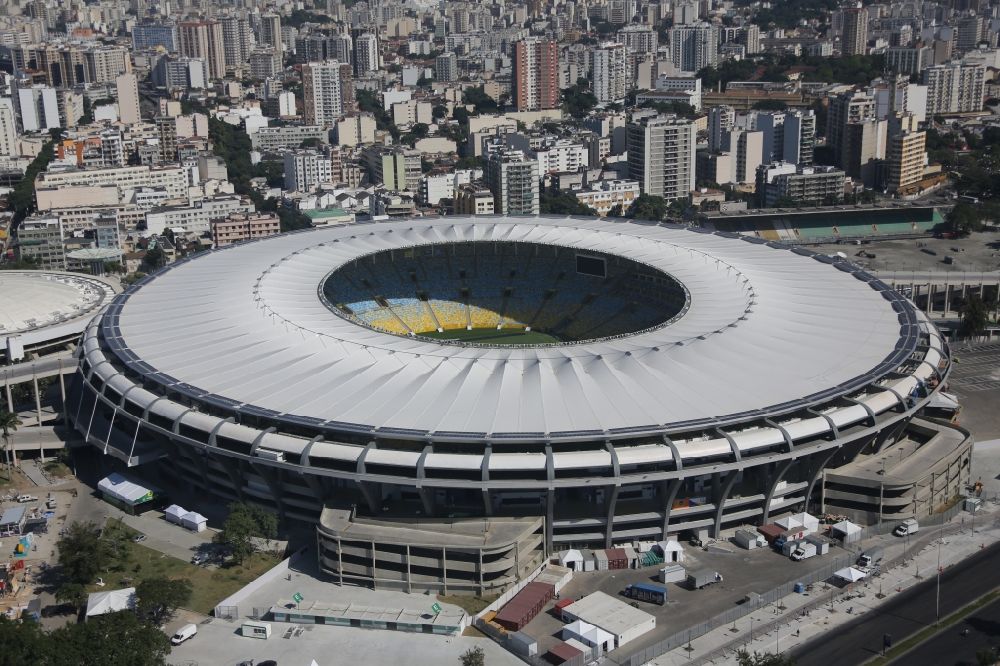 Rio de Janeiro von oben - anlässlich des FIFA World Cup 2014 umgebaute Fussball- Arena und Mehrzweckhalle Stadion Estadio do Maracana in Rio de Janeiro in Brasilien