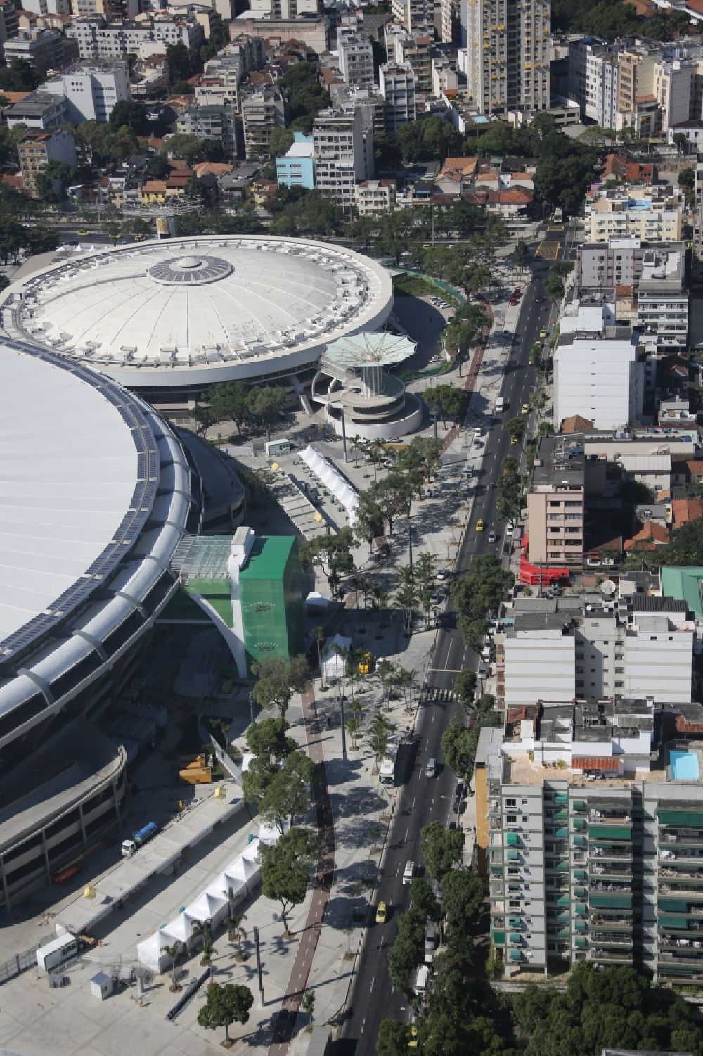 Luftaufnahme Rio de Janeiro - anlässlich des FIFA World Cup 2014 umgebaute Fussball- Arena und Mehrzweckhalle Stadion Estadio do Maracana in Rio de Janeiro in Brasilien
