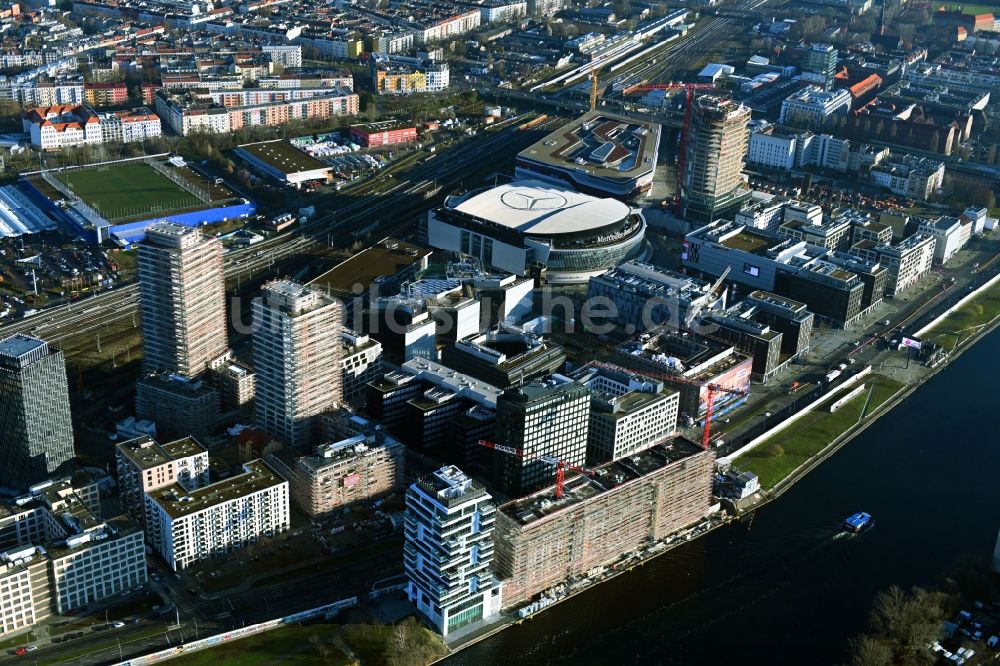 Luftaufnahme Berlin - Anschutz Areal am Ufer des Flußverlaufes der Spree im Ortsteil Friedrichshain in Berlin, Deutschland