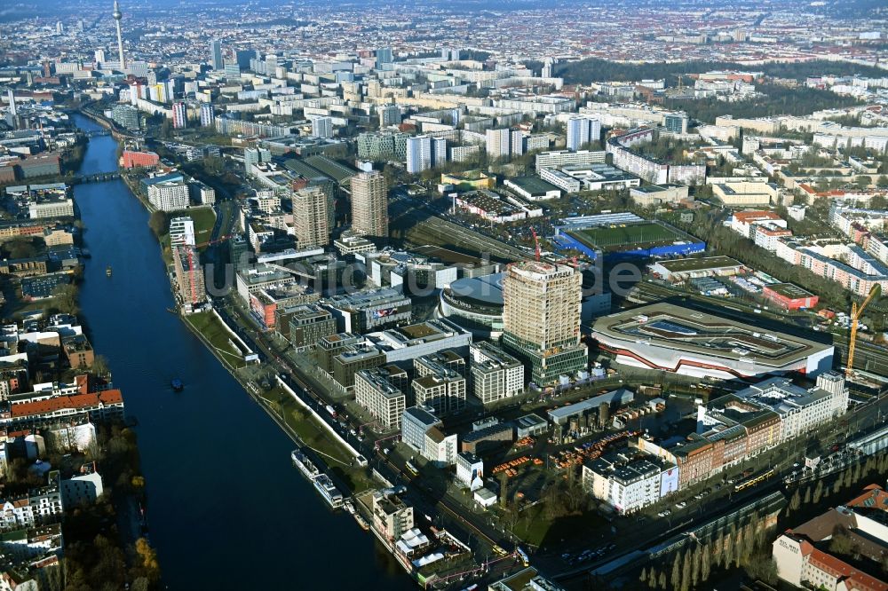 Luftaufnahme Berlin - Anschutz Areal am Ufer des Flußverlaufes der Spree im Ortsteil Friedrichshain in Berlin, Deutschland
