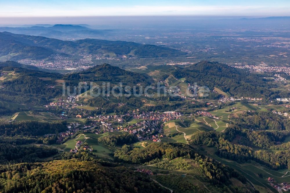 Sasbachwalden aus der Vogelperspektive: Ansicht am Rande von Weinbergen in Sasbachwalden im Bundesland Baden-Württemberg, Deutschland