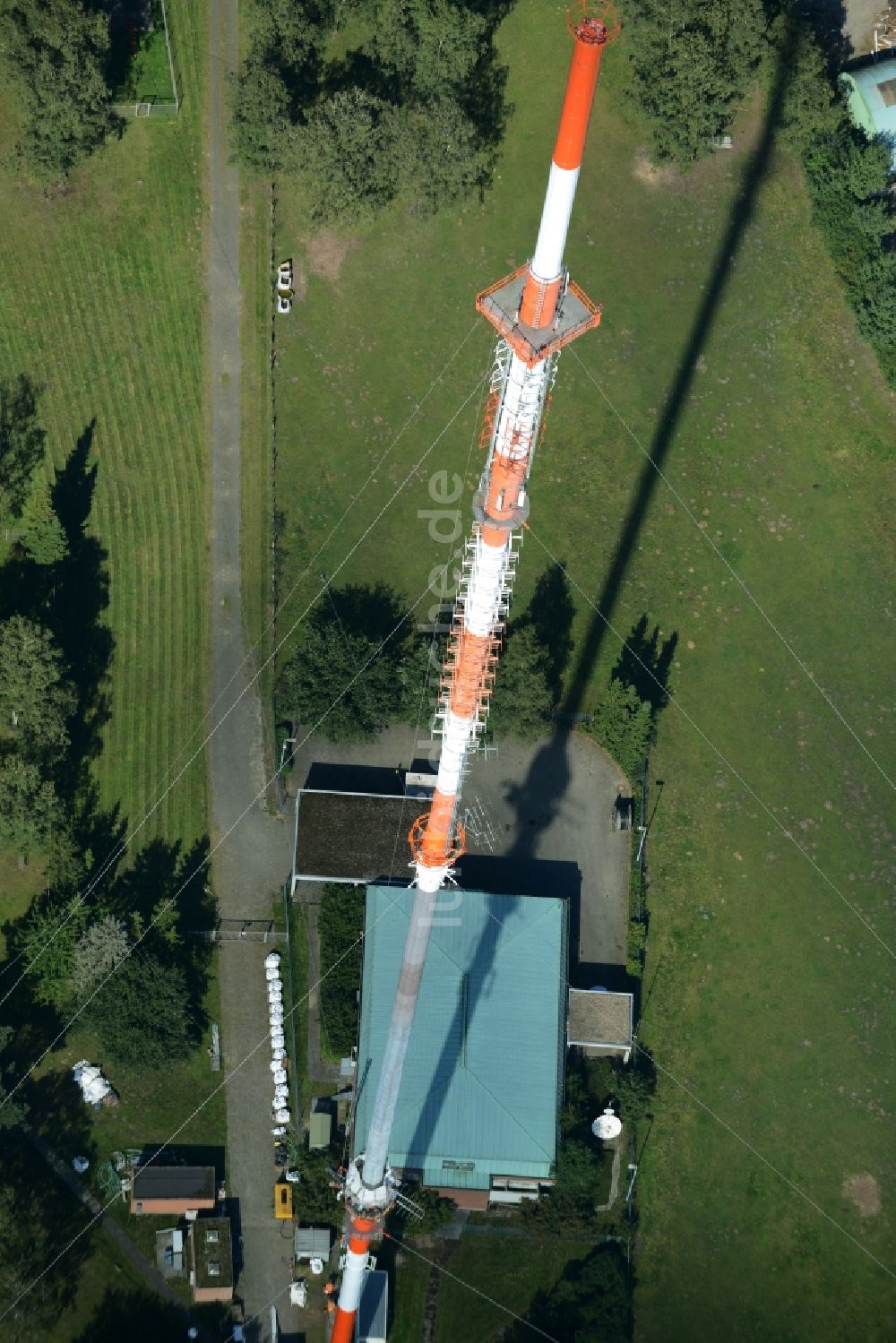 Lingen (Ems) aus der Vogelperspektive: Antennen- Sendeturm und Funkmast des Norddeutscher Rundfunk in Lingen (Ems) im Bundesland Niedersachsen