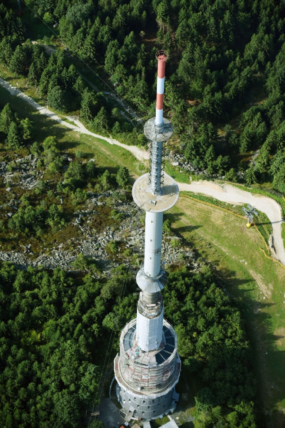 Luftaufnahme Bischofsgrüner Forst - Antennen- Sendeturm und Funkmast Sender Ochsenkopf in Bischofsgrün im Bundesland Bayern