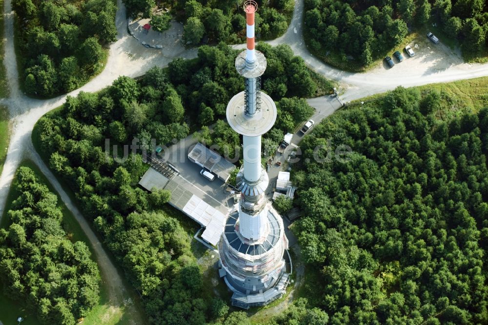 Luftaufnahme Bischofsgrüner Forst - Antennen- Sendeturm und Funkmast Sender Ochsenkopf in Bischofsgrün im Bundesland Bayern