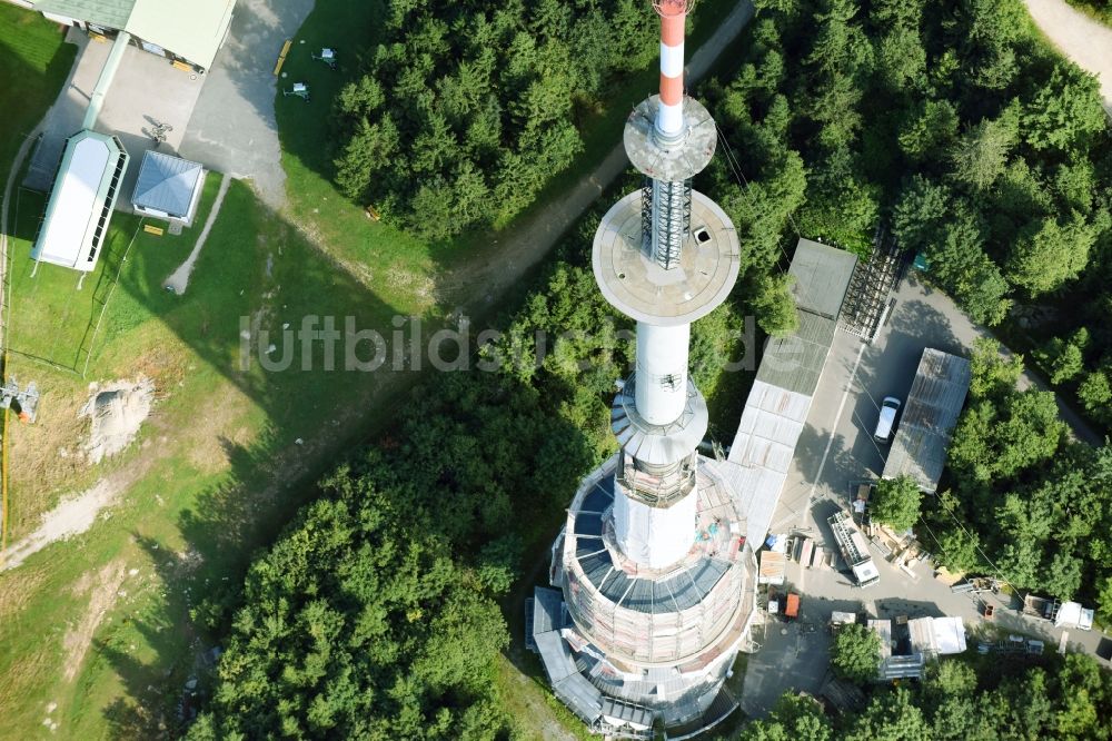 Bischofsgrüner Forst aus der Vogelperspektive: Antennen- Sendeturm und Funkmast Sender Ochsenkopf in Bischofsgrün im Bundesland Bayern