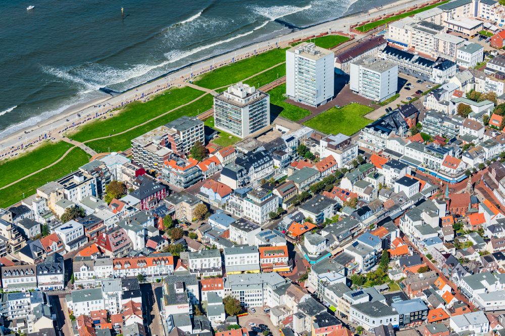 Luftaufnahme Norderney - Appartmenthäuser und Ferienanlagen in der Kaiserstraße auf der Insel Norderney im Bundesland Niedersachsen, Deutschland