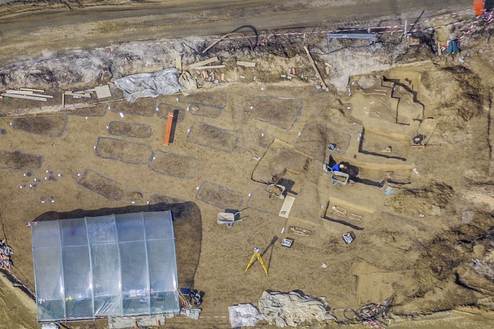 Luftaufnahme Ergolding - Archäologischen Ausgrabung in einem frühmittelalterlichen Reihengräberfeld in der Flurstraße in Ergolding im Bundesland Bayern