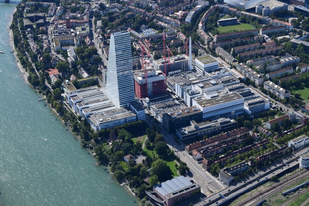 Basel von oben - Areal und Betriebsgelände der Pharmafirma Roche mit dem stadtbildprägenden Hochhaus und der Baustelle für den zweiten Turm in Basel am Rhein in der Schweiz