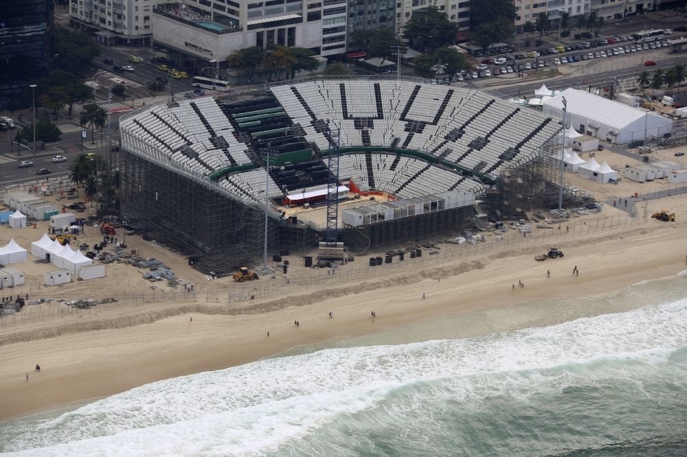 Rio de Janeiro aus der Vogelperspektive: Arena des Volleyballstadions am Strand der Copacabana vor den olympischen Sommerspielen der XXXI. Olympiade in Rio de Janeiro in Brasilien