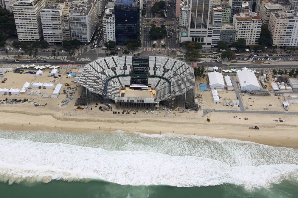 Luftbild Rio de Janeiro - Arena des Volleyballstadions am Strand der Copacabana vor den olympischen Sommerspielen der XXXI. Olympiade in Rio de Janeiro in Brasilien